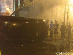 Sebuah Mobil Masuk Sungai dekat Asrama Haji, Satu Orang Meninggal