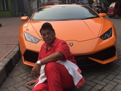 Sambil Naik Lamborghini, Hotman Kritik Proyek Tol yang Mangkrak