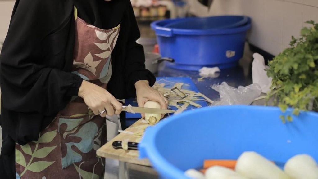 Bikin Adem! Ini Pose Dewi Sandra Sedang Masak dan Nikmati Makanan Favorit Bikin Adem! Ini Pose Dewi Sandra Sedang Masak dan Nikmati Makanan Favorit