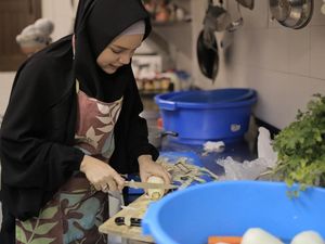 Bikin Adem! Ini Pose Dewi Sandra Sedang Masak dan Nikmati Makanan Favorit