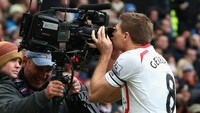 Dari kubu Liverpool ada Steven Gerrard yang bikin sembilan gol ke gawang Manchester United. Ini adalah selebrasi ikonik Gerrard saat bikin gol di musim 2013/2014 (Alex Livesey/Getty Images)