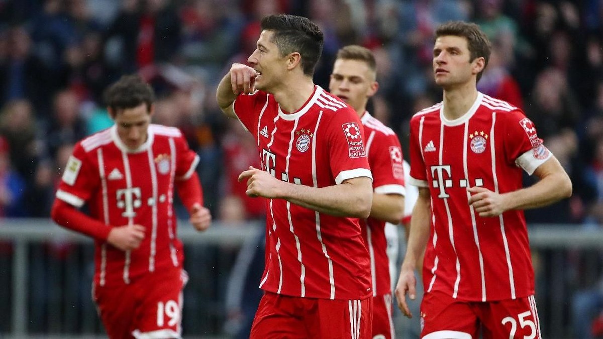 Pemain Bayern Munich merayakan gol Robert Lewandowski ke gawang Hamburg SV. (Foto: Michael Dalder/Reuters)