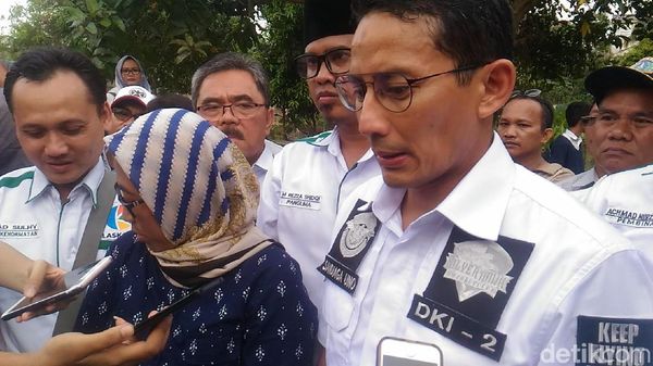 Gaya Sandiaga Kenakan Baju Motor DKI-2