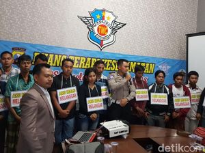 Pengendara Tak Tertib di Pasuruan Dapat Hadiah Kalung, Lho...