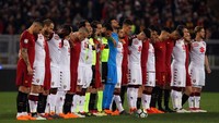 Roma menjamu Torino di Olimpico, Sabtu (10/3/2018) dinihari WIB di lanjutan Serie A. Pertandingan diawali dengan mengheningkan cipta untuk bek Fiorentina yang meninggal akhir pekan lalu, Davide Astori. Astori sendiri merupakan mantan pemain Roma. (Foto: Paolo Bruno/Getty Images)