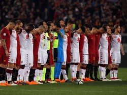 Roma menjamu Torino di Olimpico, Sabtu (10/3/2018) dinihari WIB di lanjutan Serie A. Pertandingan diawali dengan mengheningkan cipta untuk bek Fiorentina yang meninggal akhir pekan lalu, Davide Astori. Astori sendiri merupakan mantan pemain Roma. (Foto: Paolo Bruno/Getty Images)