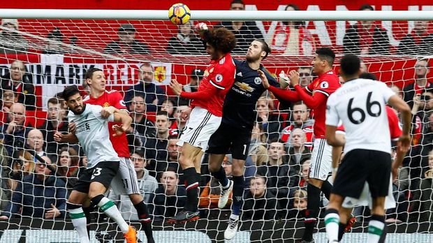 Manchester United Kalahkan Liverpool 2-1.