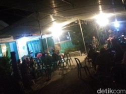 Warga Berdoa di Rumah Duka Kepala PAUD Korban Kecelakaan Tank