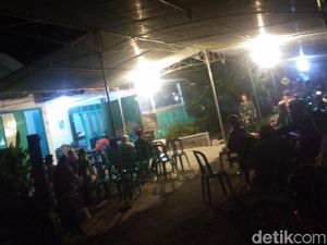 Warga Berdoa di Rumah Duka Kepala PAUD Korban Kecelakaan Tank Warga Berdoa di Rumah Duka Kepala PAUD Korban Kecelakaan Tank