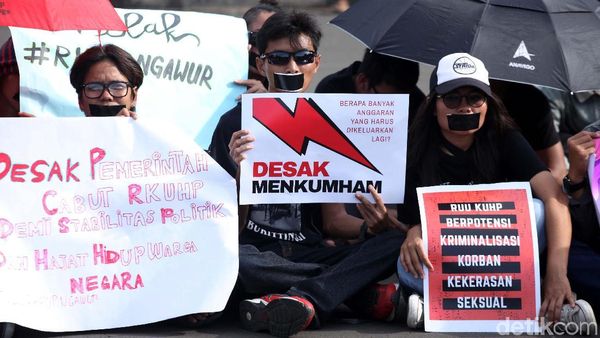 Aksi Lakban Mulut Tolak RKUHP