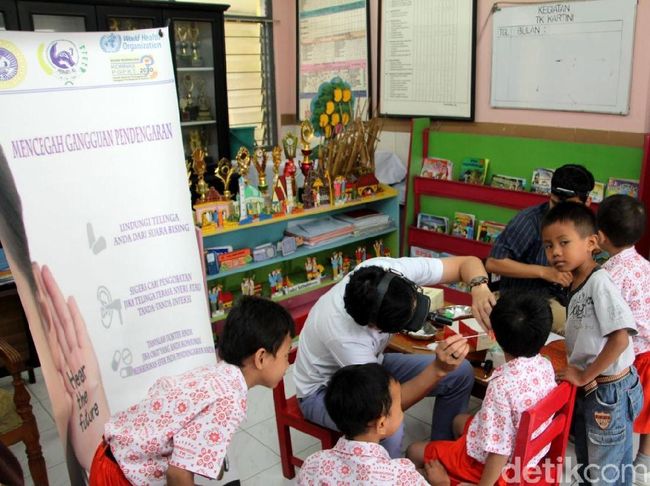 Berita Puluhan Anak TK Kartini Dapat Pemeriksaan Telinga Gratis Rabu 17 April 2024