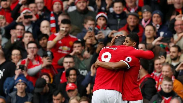 Marcus Rashford merayakan gol ke gawang Liverpool bersama Romelu Lukaku.