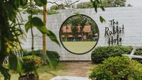 Serunya Minum Secangkir Teh Hangat dengan Suasana Alice in Wonderland di Sini