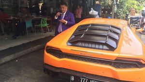 Melihat Gaya Hotman Paris dengan Mobil Mewahnya