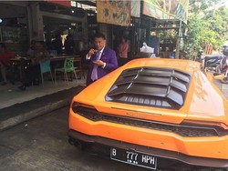 Duh, Hotman Paris Bawa Lamborghini di Jalanan Rusak Jakarta