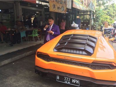 Melihat Gaya Hotman Paris dengan Mobil Mewahnya