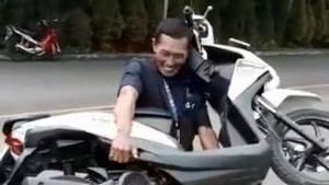 Foto: Si Samson Indonesia, Satpam Perkasa yang Kuat Angkat Motor
