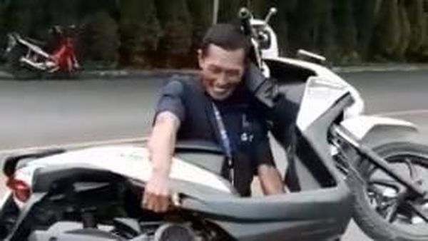 Foto: Si Samson Indonesia, Satpam Perkasa yang Kuat Angkat Motor