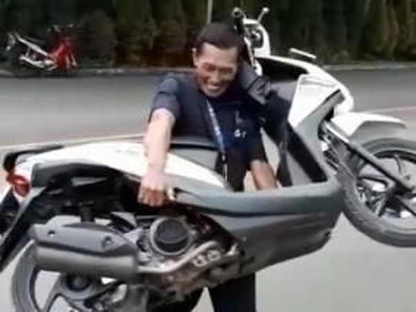 Foto: Si Samson Indonesia, Satpam Perkasa yang Kuat Angkat Motor