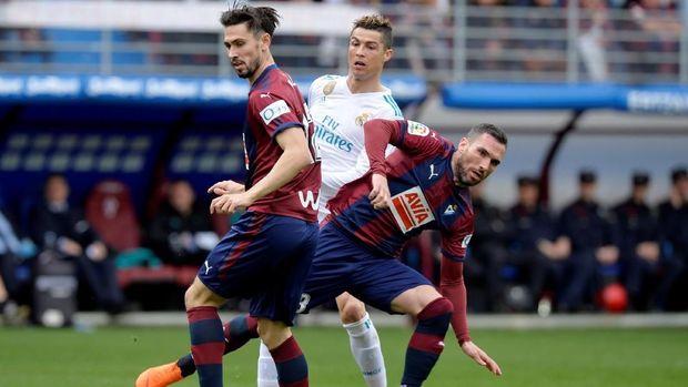 Cristiano Ronaldo mencetak dua gol ke gawang Eibar.