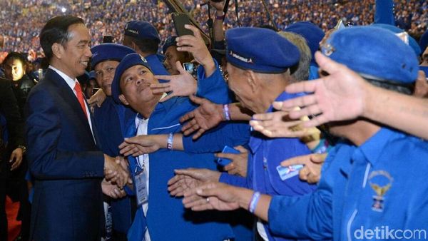 Sambutan Meriah Kader Demokrat untuk Jokowi