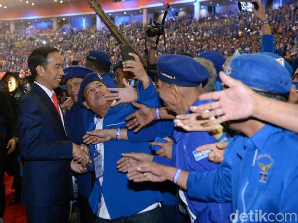 Sambutan Meriah Kader Demokrat untuk Jokowi