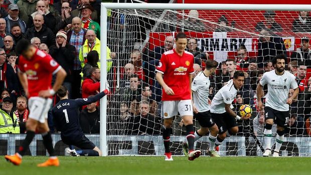 Ruang gerak lini depan Liverpool berhasil dimatikan oleh Manchester United.