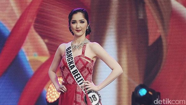 Cantiknya Top 6 Puteri Indonesia 2018 Pakai Tenun Garut & Batik Mega Mendung