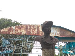 Pudarnya Patung Gombloh di THR Surabaya Pudarnya Patung Gombloh di THR Surabaya