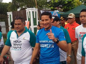 Sandiaga Jalan Santai di Condet Sandiaga Jalan Santai di Condet