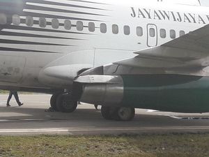 Pesawat Jayawijaya Pecah Ban Saat Mendarat di Bandara Wamena Pesawat Jayawijaya Pecah Ban Saat Mendarat di Bandara Wamena