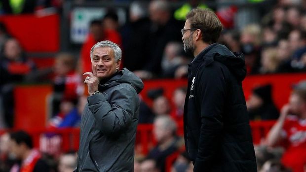 Soccer Football - Premier League - Manchester United vs Liverpool - Old Trafford, Manchester, Britain - March 10, 2018   Manchester United manager Jose Mourinho with Liverpool manager Juergen Klopp     Action Images via Reuters/Jason Cairnduff    EDITORIAL USE ONLY. No use with unauthorized audio, video, data, fixture lists, club/league logos or 