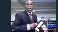 Nyoh, nyoh, kekalahan buat kalian, Liverpool, kata Floyd Mayweather yang kerap melempar-lempar uang. Uang yang dipegang Mayweather jadi huruf L untuk inisial Lose (kekalahan). (Foto: Twitter @twfcb99)