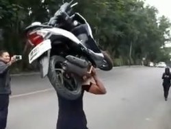 Kuat Bopong-bopong Motor, Satpam Ini Dijuluki Samson oleh Netizen