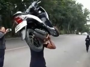 Kuat Bopong-bopong Motor, Satpam Ini Dijuluki Samson oleh Netizen Kuat Bopong-bopong Motor, Satpam Ini Dijuluki Samson oleh Netizen