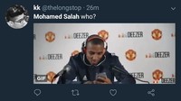 Khusus untuk Salah, topskorer sementara Premier League itu bahkan tak bisa menebar banyak ancaman di laga melawan MU. Ashley Young sukses meredamnya. (Foto: Twitter @thelongstop)