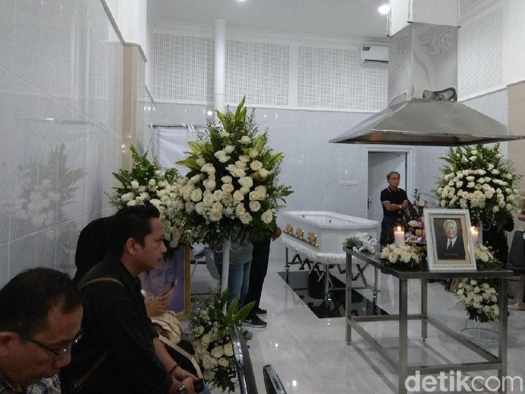 Dari Rumah Duka, Jenazah Pendiri Matahari Diberangkatkan ke Bali Dari Rumah Duka, Jenazah Pendiri Matahari Diberangkatkan ke Bali
