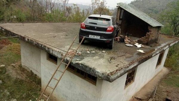 Aduh, Mobil Ini Ada di Atap Rumah