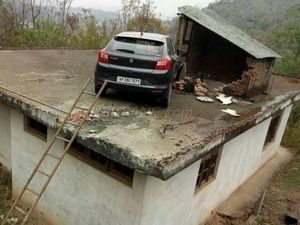 Aduh, Mobil Ini Ada di Atap Rumah