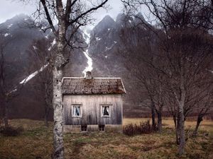 Penasaran Sama Rumah Hantu, Ternyata Isinya Mayat Beneran Penasaran Sama Rumah Hantu, Ternyata Isinya Mayat Beneran