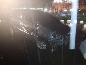 Kecelakaan Tunggal, Mobil Tabrak Pembatas Jalan di Pluit
