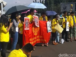 Tolak Revisi KUHP, Massa Berkumpul di Depan Istana Lakban Mulut