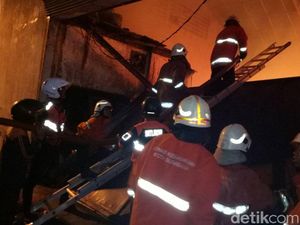 Pabrik Kertas di Tambaksari Terbakar, 15 Mobil PMK Diterjunkan