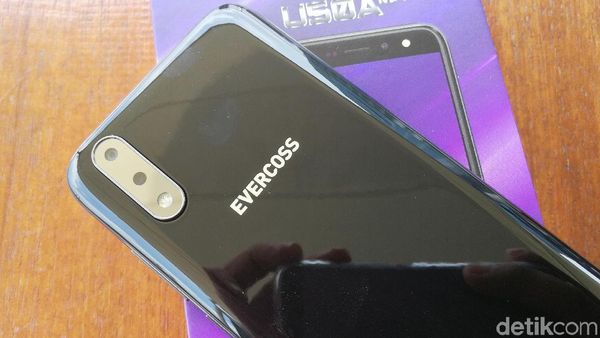 Unboxing Ponsel Empat Kamera Murah dari Evercoss