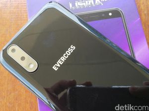 Unboxing Ponsel Empat Kamera Murah dari Evercoss Unboxing Ponsel Empat Kamera Murah dari Evercoss