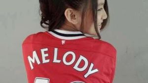 Artis Cantik Fans Manchester United dan Liverpool, Siapa Menang?