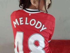 Artis Cantik Fans Manchester United dan Liverpool, Siapa Menang?
