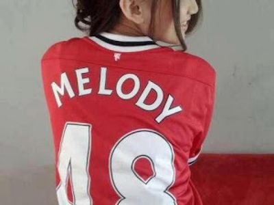 Artis Cantik Fans Manchester United dan Liverpool, Siapa Menang?