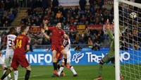 Perubahan formasi yang diterapkan Roma memang membuat mereka bermain lebih baik di babak kedua. Gol Kostas Manolas di menit ke-56 turun membuat laga berjalan lebih terbuka. (Foto: Max Rossi/ REUTERS)