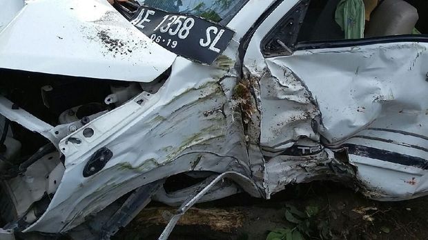 Badan mobil Rush yang ringsek. (Foto: Istimewa)